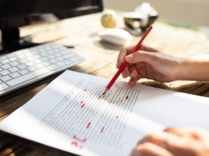 ¿Cuáles son los errores más comunes en la revisión de textos?