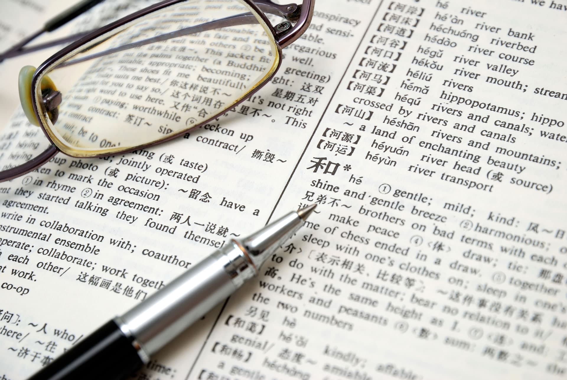 Revisión y corrección de textos en todos los idiomas